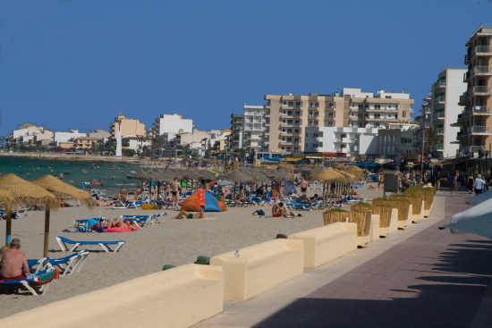 Blick ber die Bucht von Can Picafort mit seinen Hotels direkt in Strandlage.