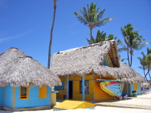 Bunte Huser am Strand in Punta Cana in der Dominikanischen Republik