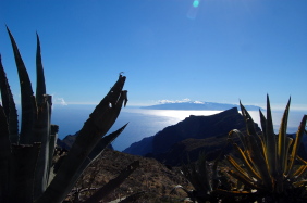 Urlaub auf den Kanaren, hier mit Blick von Teneriffa auf die kleine Kanareninsel La Gomera.