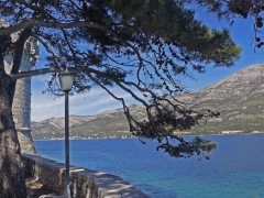 Urlaub in Kroatien - Blick von der Altstadt von Korcula auf das Meer der Adria