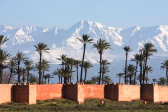 Das Atlas Gebirge bildet die schöne Kulisse von Marrakesch