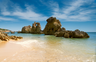 Urlaub an der Algarve: traumhafte Küste mit schönen Stränden wie hier bei Praia dos Arrifes