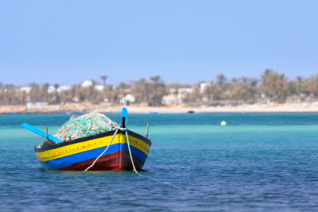 Buntes Fischerboot vor der Kste von Djerba